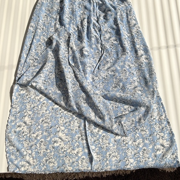 Emma & Michele gathered empire waist, bell sleeves, slits, tie&buttons - Picture 4 of 8